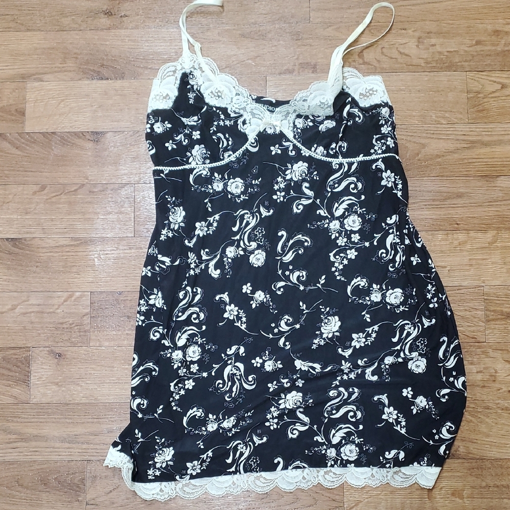 Elegant Floral Lace Chemise - Black & White